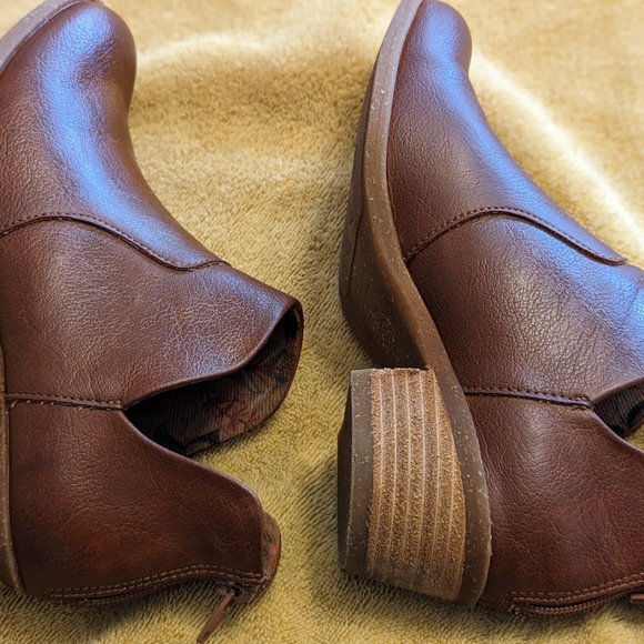 B. O. C. Women's Lucy Ankle Booties - Picture 6 of 11